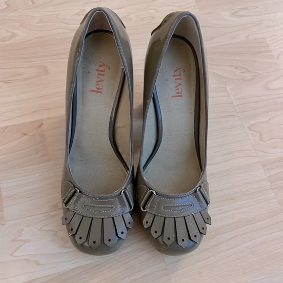 Levity Sz. 8.5 Taupe Heeled Loafer - Picture 3 of 8